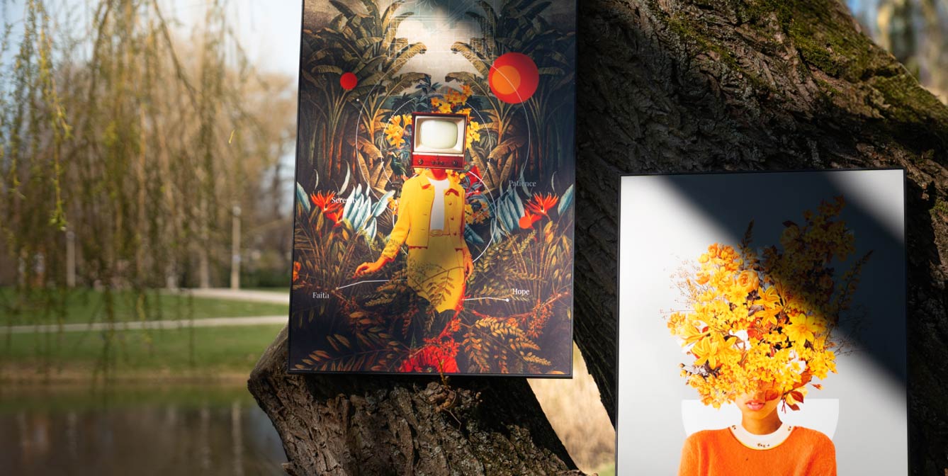 Twee surrealistische prints hangen aan een boom in het park – links een figuur met een tv-hoofd in een tropisch landschap, rechts een portret met gele bloemen in plaats van een gezicht