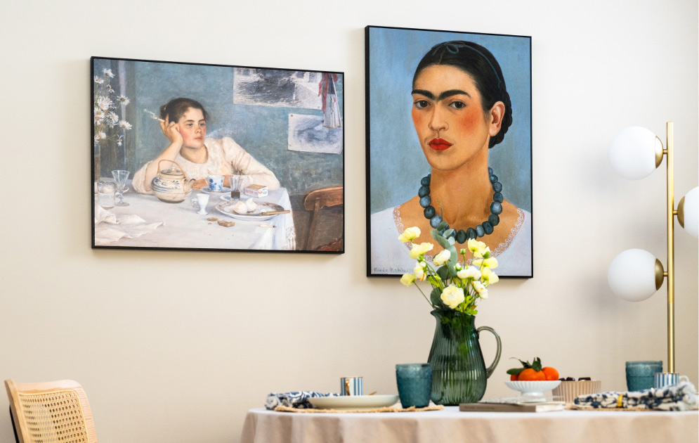 Eetkamer met twee kunstposters