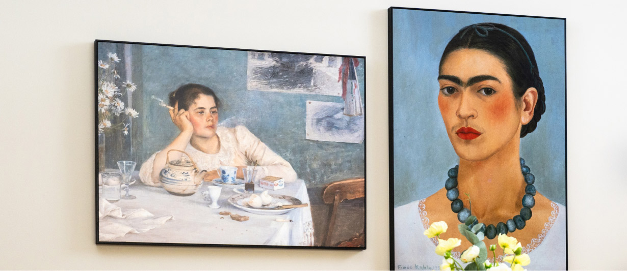 Eetkamer met twee kunstposters