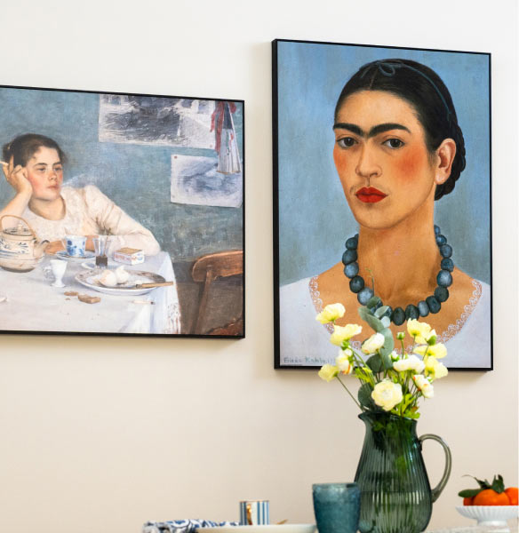 Eetkamer met twee kunstposters